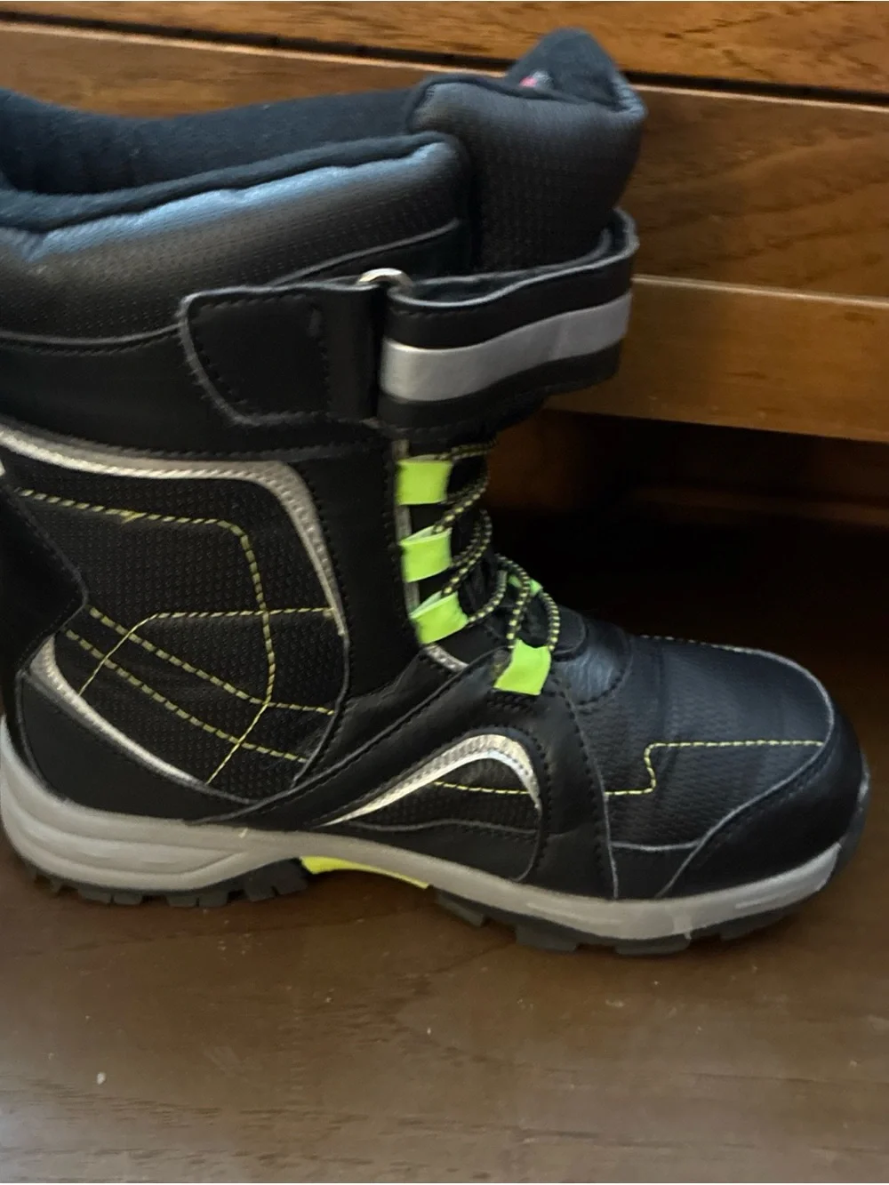 Kids Totes Winter snow boots size 2 youth Warm 3M thinsulate Water resistant